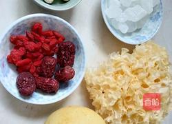 雪梨银耳羹的做法图解1