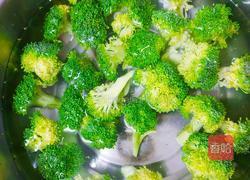 胡萝卜炒西蓝花的做法图解1