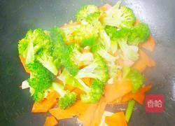 胡萝卜炒西蓝花的做法图解8