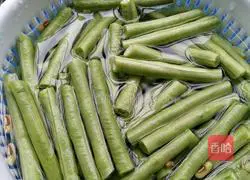 Illustration of how to make green beans and fried pork belly 2