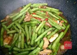 Illustration of how to stir-fry pork belly with green beans 5