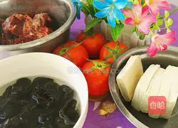 Illustration of how to make fungus, tofu, tomato and beef bone soup 1