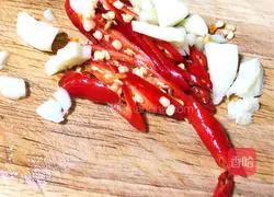 Illustration of how to stir-fry vegetables with shredded pepper and bean curd 2