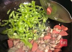 辣椒炒肉炒火腿肠的做法图解3