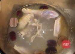 Illustration of how to stew capon with fish maw and red dates 9