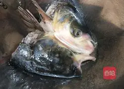 Illustration of how to make casserole fish head soup 3