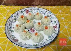 Illustration of how to wrap Xiao Long Bao in dumpling wrappers 1