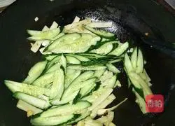Illustration of how to make fried cucumbers with fish cakes 5
