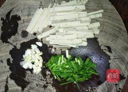 小葱炒鱼饼的做法图解2