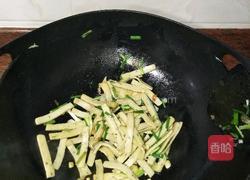 小葱炒鱼饼的做法图解11