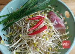 豆芽炒肉的做法图解1