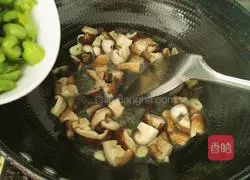 Illustration of how to stir-fry cowpeas with mushrooms 14