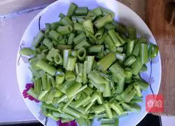 Illustration of how to make fried duck intestines with vegetable stems 1