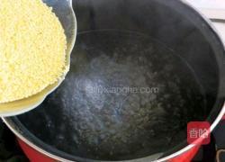 健康绿色 黄金小米粥的做法图解2