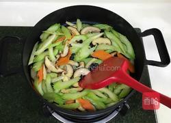 素炒西芹香菇的做法图解6