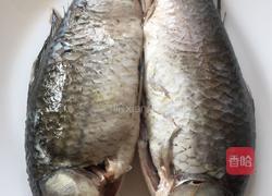 鲫鱼炖豆腐粉条的做法图解1