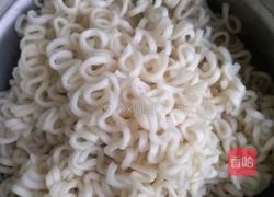 鸡蛋香肠炒面的做法图解4