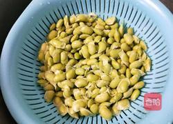 蘑菇茭白炒毛豆的做法图解1