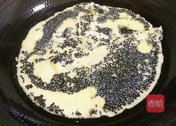 黑芝麻鸡蛋煎饼的做法图解8