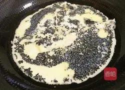 Illustration of how to make black sesame and egg pancakes 8