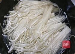 金针菇炒肉片的做法图解1