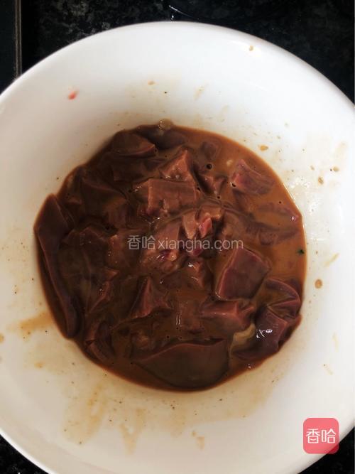 放入适量盐，生抽，淀粉搅拌均匀，腌制20分钟