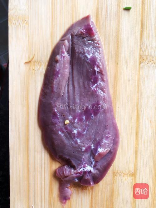 猪腰去除腰臊， 切成腰花