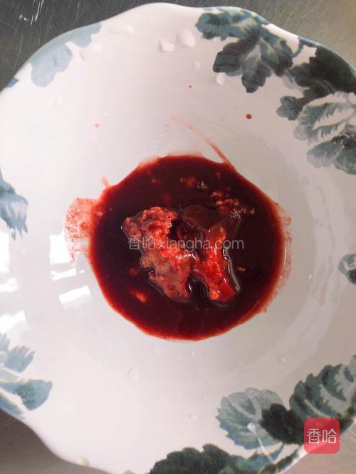 取出一块玫瑰腐乳放入碗中，倒入一些腐乳汤汁。