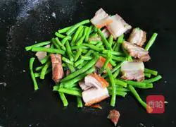 Illustration of how to cook pork and stir-fried beans 7