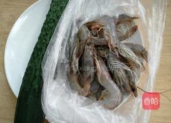 鲜虾黄瓜条的做法图解1