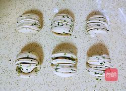 Illustration of how to make green onion rolls 26