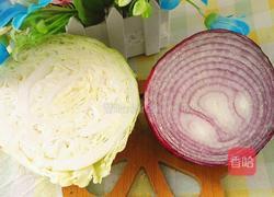 洋葱炒莲花白的做法图解1