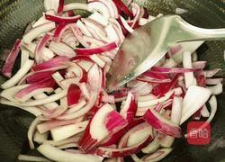 洋葱炒莲花白的做法图解5