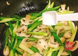 芦笋炒蘑菇的做法图解8