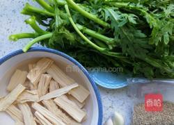 腐竹拌茼蒿的做法图解1