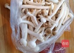 小炒蟹味菇瘦肉的做法图解1