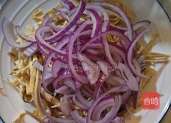 凉拌洋葱豆腐皮的做法图解2