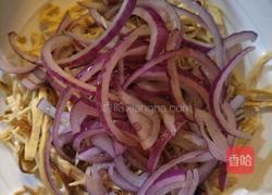 凉拌洋葱豆腐皮的做法图解3