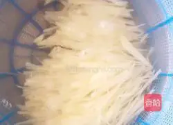 Illustration of how to make fried onions and shredded potatoes 4