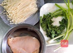 泡椒蒸鸡片的做法图解1