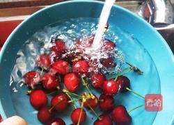 樱桃麦片酸奶杯的做法图解2