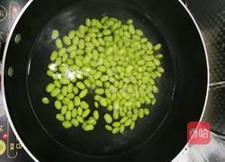 毛豆炒虾仁的做法图解2