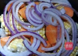 玉米排骨汤的做法图解1