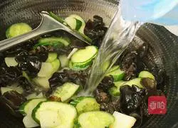 Illustration of how to make fried fungus with potatoes and cucumbers 10