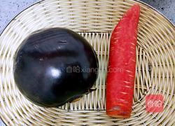 红萝卜蒸茄子的做法图解1