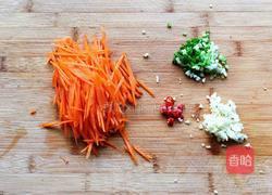 胡萝卜丝炒绿豆芽的做法图解2