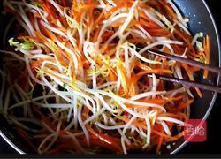 胡萝卜丝炒绿豆芽的做法图解8