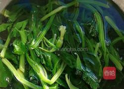凉拌菠菜鹌鹑蛋的做法图解3