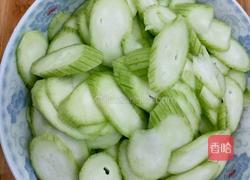 丝瓜炒干虾仁的做法图解2