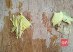 酸菜蒸鲈鱼的做法图解3